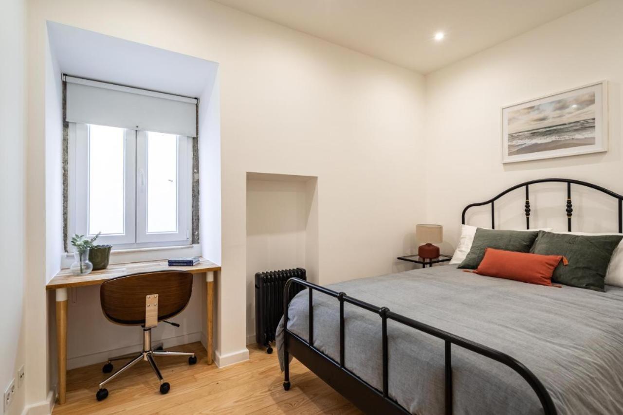 Apartment Whome Chic 2-bed Near Santos & Alcantara Perfect For Families & Couples Lisbon